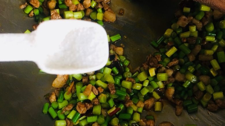 肉末蒜苔（豆瓣酱版）,炒至断生后调入少许盐
