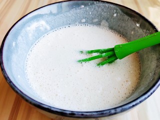 火龙果雪媚娘,玉米淀粉加糯米粉，加糖粉加玉米油加牛奶搅拌均匀。