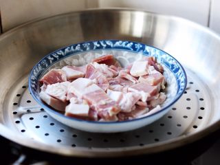 腌笃鲜（猪蹄版）,将浸泡好的咸肉上锅蒸15分钟，备用。