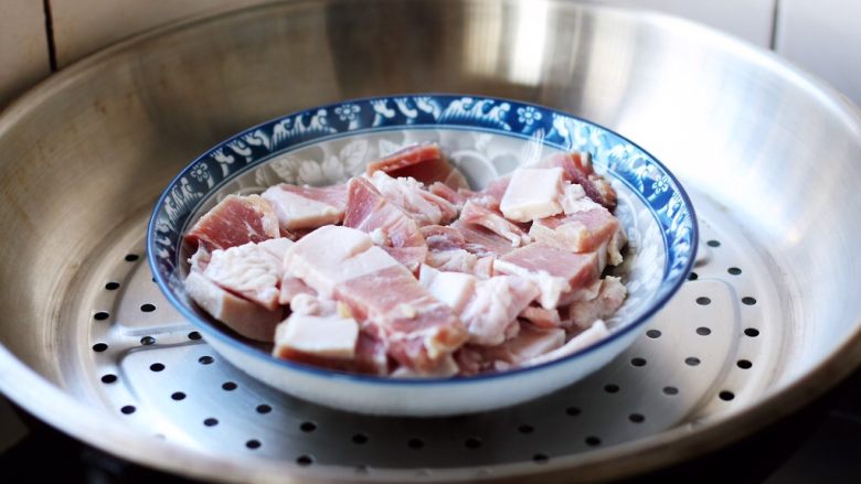 腌笃鲜（猪蹄版）,将浸泡好的咸肉上锅蒸15分钟，备用。