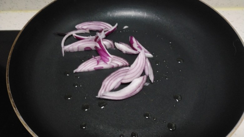 芽苗菜炒平菇,锅中放入适量油，炒香洋葱丝。