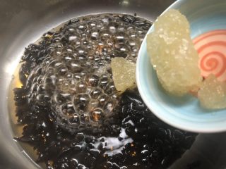 奶茶,浸泡好以后，开火再次把水煮开，倒入冰糖，小火煮至冰糖完全融化。