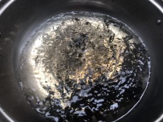 奶茶,取一个干净的锅，放入300毫升纯净水烧开，把红茶倒入。（记得锅一定要没有油的，如果有油的话，做出来的奶茶有油味，不好喝。）