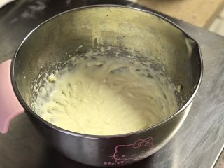  舒芙蕾芝士蛋糕,将步骤5的混合物和奶油奶酪混合均匀盖上保鲜膜备用。