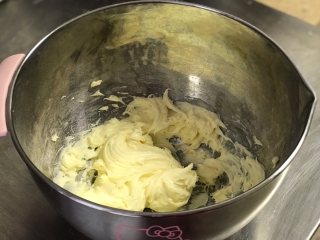  舒芙蕾芝士蛋糕,奶油奶酪室温软化，用打蛋器搅打均匀。