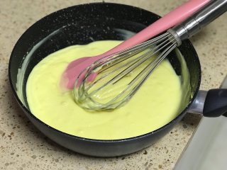  舒芙蕾芝士蛋糕,然后小火加热并不断搅拌至牛奶蛋液粘稠，然后趁热把黄油放入搅拌融合。