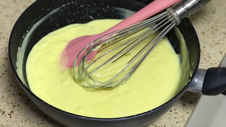  舒芙蕾芝士蛋糕,然后小火加热并不断搅拌至牛奶蛋液粘稠，然后趁热把<a style='color:red;display:inline-block;' href='/shicai/ 887'>黄油</a>放入搅拌融合。
