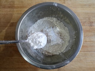 荞麦仙豆糕,在100克苦荞蛋糕粉中加入20克玉米淀粉搅拌均匀。