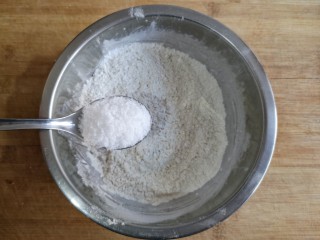 荞麦仙豆糕,再加入10克糖粉并搅拌均匀。