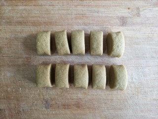 荞麦仙豆糕,搓成长条分割成大小合适的面剂子，用保鲜膜盖一下防干。