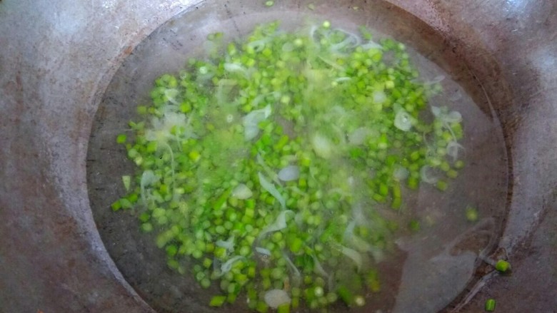 木耳蒜苔鸡蛋汤,加入适量清水