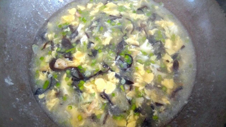 木耳蒜苔鸡蛋汤,把小碗里的淀粉汁倒入锅中，大火烧开，汤汁粘稠，关火出锅