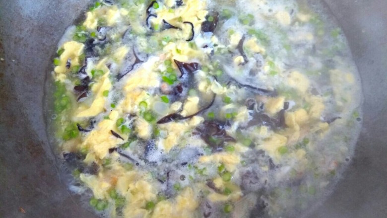 木耳蒜苔鸡蛋汤,烧开后淋入蛋液，蛋液入锅里便用筷子搅拌一下，以免结块
