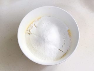 奶油水果华夫饼,筛入低筋面粉、玉米淀粉和泡打粉。