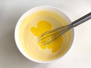 奶油水果华夫饼,加入融化的黄油拌匀。