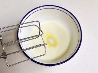奶油水果华夫饼,淡奶油加入细砂糖，用电动打蛋器打发。