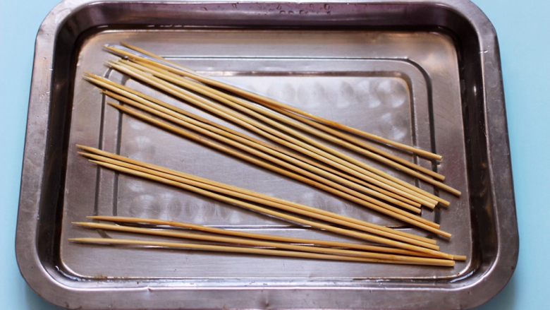 香辣孜然鸡胗串,把竹签提前用清水浸泡一会儿。