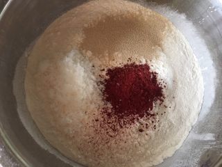 玫瑰花馒头,将面粉、白糖、红曲粉、酵母放入面盆