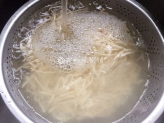 大煮干丝,捞出后凉水冲洗一下，沥干水分。