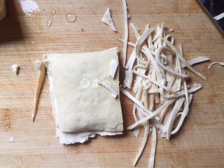 大煮干丝,豆干先横剖成薄片，再竖着切成细丝。