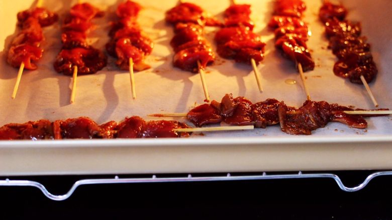香辣孜然鸡胗串,东菱烤箱170度提前预热后，把串好的鸡胗放入烤箱中层。