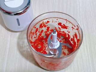 自制蒜蓉辣酱,启动将辣椒搅碎。