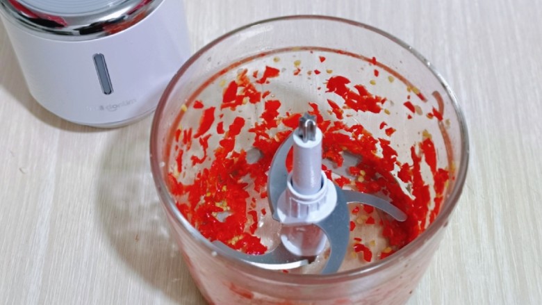 自制蒜蓉辣酱,启动将辣椒搅碎。
