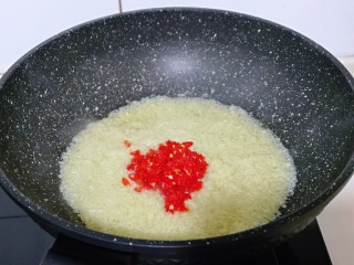 自制蒜蓉辣酱,再加入辣椒碎。