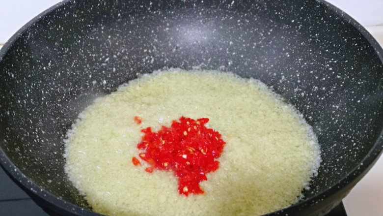 自制蒜蓉辣酱,再加入辣椒碎。