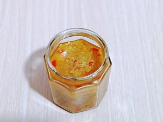 自制蒜蓉辣酱,一次吃不完装入消毒的玻璃瓶中，盖上盖子，冰箱冷藏保存，尽快吃完。