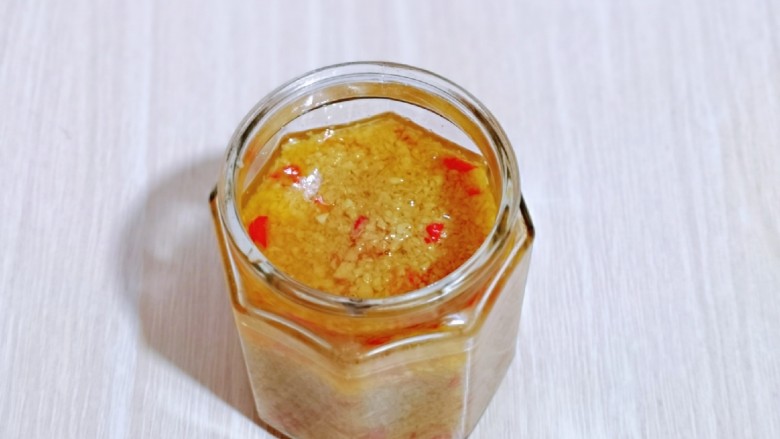 自制蒜蓉辣酱,一次吃不完装入消毒的玻璃瓶中，盖上盖子，冰箱冷藏保存，尽快吃完。