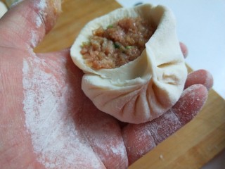 酸菜猪肉馅包子  新文美食,边捏紧边拿褶皱。