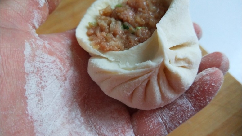 酸菜猪肉馅包子  新文美食,边捏紧边拿褶皱。