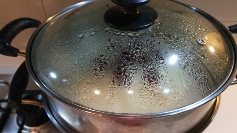 春天的花开了  枣花馒头,铺上屉布放入锅中二次发酵20分钟。开水蒸10中即可。