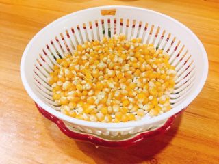 自制爆米花,把玉米粒用清水冲洗干净，沥干水份，控干备用