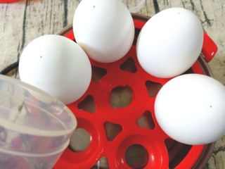 牛油果鸡蛋沙拉杯,量杯底部有个小针，将每个鸡蛋扎个小孔，以免鸡蛋煮爆