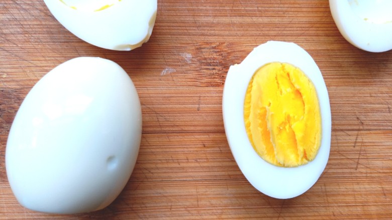 牛油果鸡蛋沙拉杯,煮好的鸡蛋剥去外壳，切成两半，取出蛋黄，蛋白备用