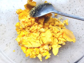 牛油果鸡蛋沙拉杯,将蛋黄压碎