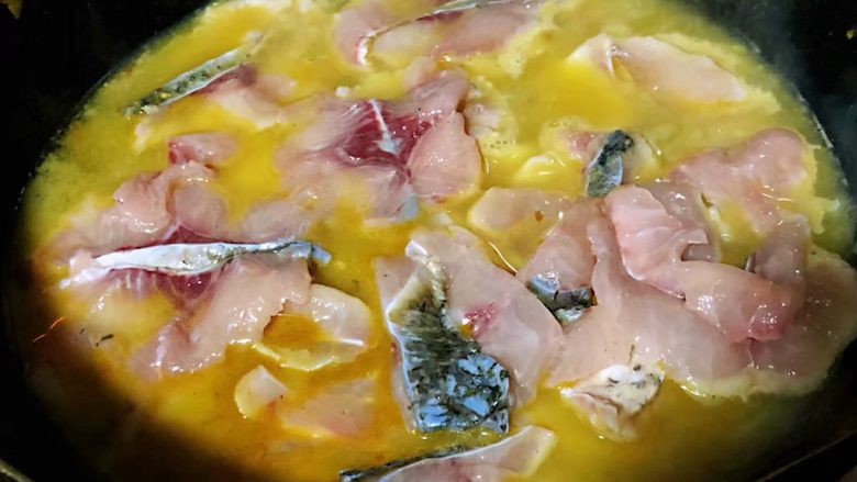 酸菜鱼片汤,煨制好的鱼片下入汤中