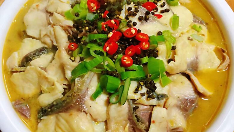 酸菜鱼片汤,做好的鱼片摆在酸菜上面在放入葱花、红辣椒、藤椒