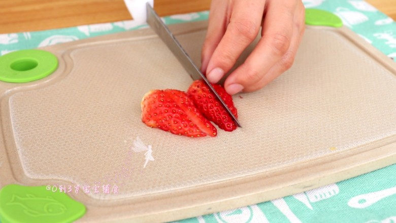 韩式草莓蛋糕卷,烘烤蛋糕时，我们来准备一些草莓