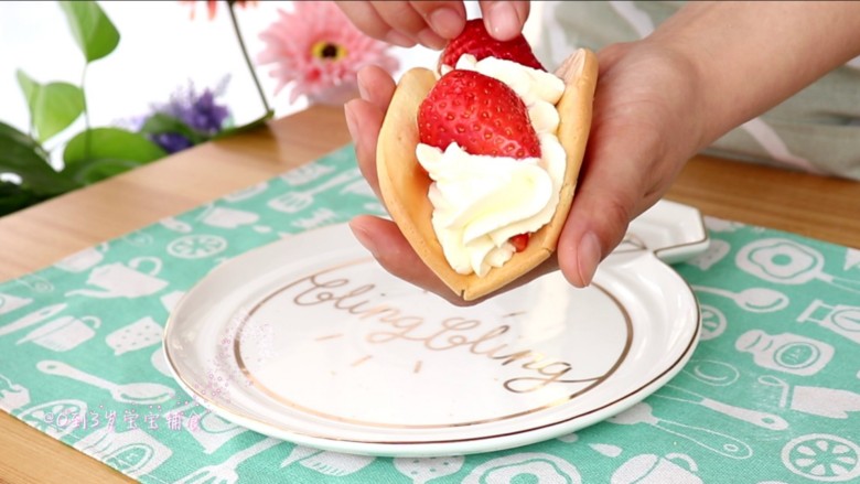 韩式草莓蛋糕卷,放入切1/2的草莓装饰表面
