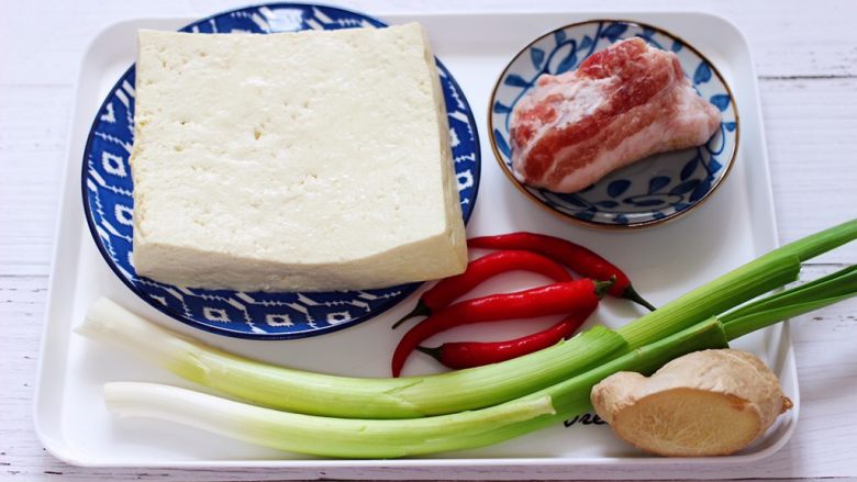 肉末青蒜烩豆腐,首先备齐所有的食材。
