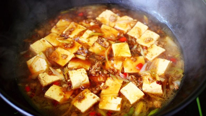 肉末青蒜烩豆腐,大火烧开后转小火继续慢慢炖5分钟左右。