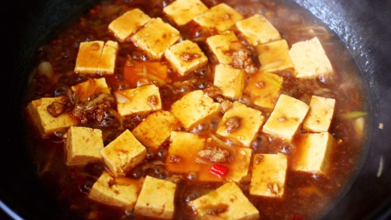 肉末青蒜烩豆腐,大火继续炖至汤汁慢慢变得粘稠时。