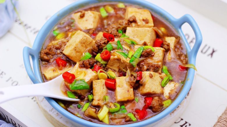 肉末青蒜烩豆腐,啦啦啦，超级好吃又下饭的肉末青蒜烩豆腐就出锅咯。