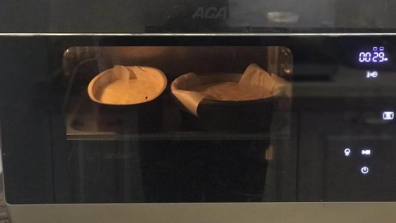  舒芙蕾芝士蛋糕,烤箱预热好后150度烘烤30分钟再转140度烘烤20分钟，最后130度15分钟，然后余温焖半小时再取出。