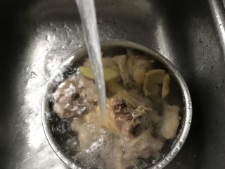 竹荪冬菇鸡汤,捞起鸡肉用活水洗净。