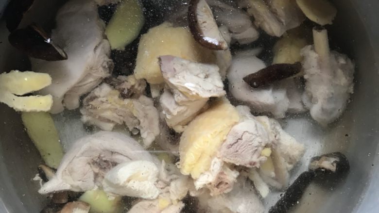 竹荪冬菇鸡汤,倒入汆烫好的鸡肉。