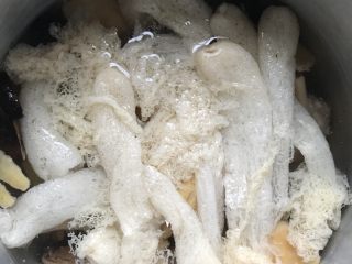 竹荪冬菇鸡汤,将泡发的竹荪挤干水分放入其中，盖上锅盖开火，待压力阀弹起后炖煮20分钟。